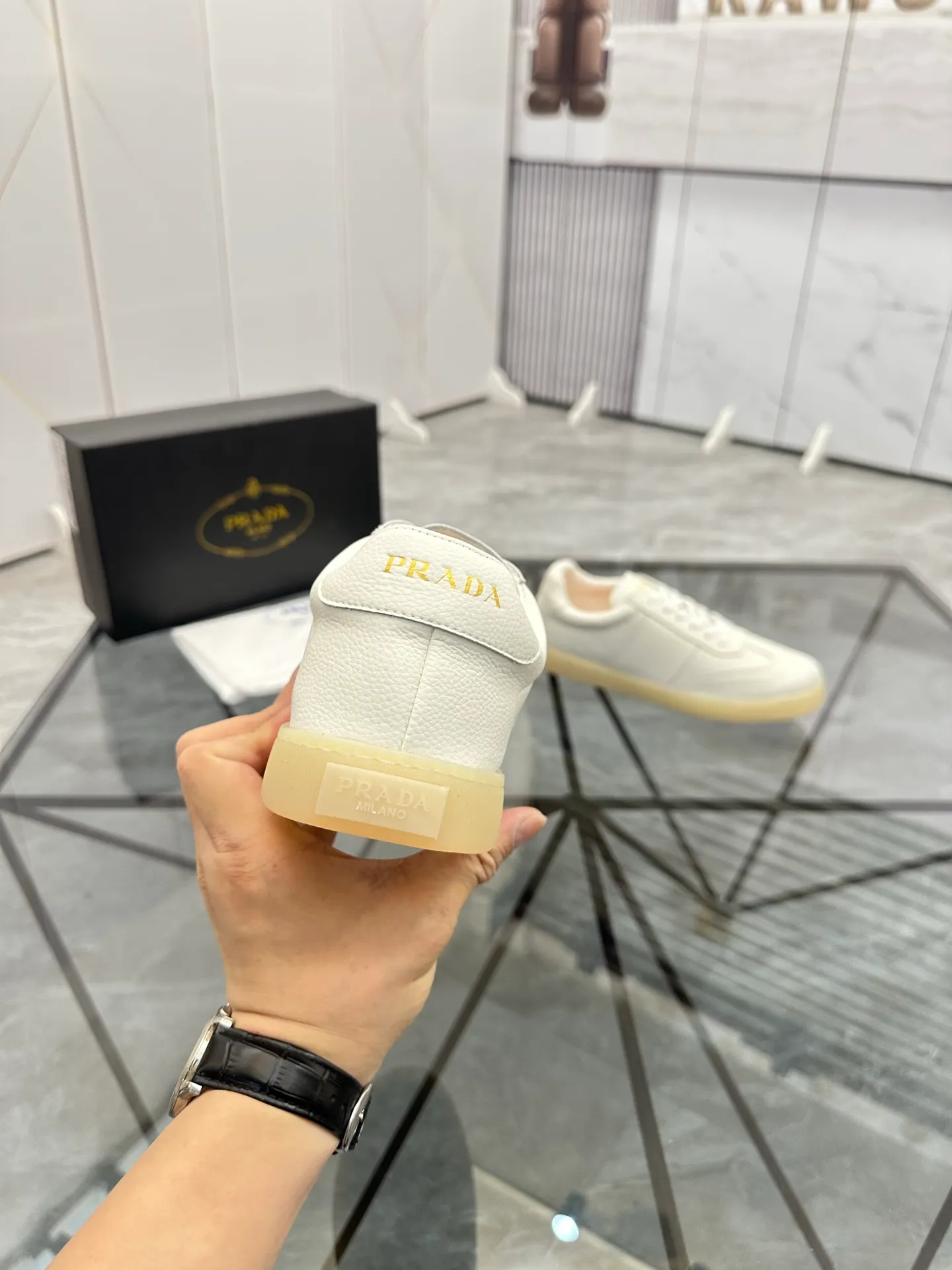 Men's shoes: 💰P400¥ Product trademark: Prada *"Prada*" low-top casual shoes Regular size: 38-44 (can be customized to 45) Product materials: imported cowhide upper, sheepskin lining, original outsole. Number: 020
